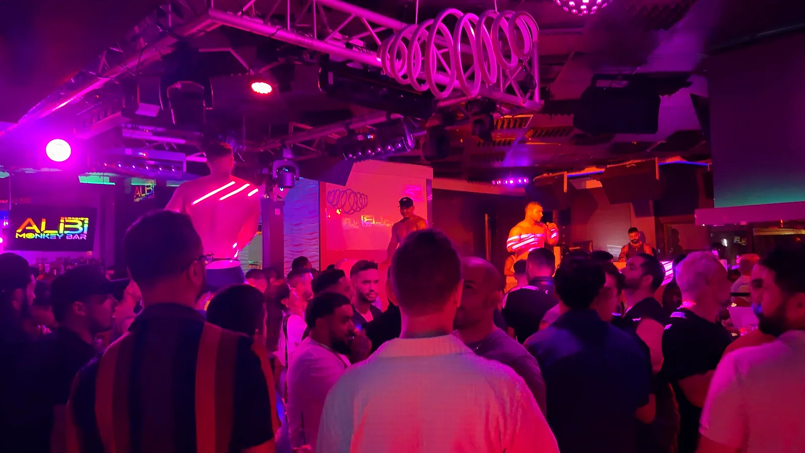 Pista de baile de Alibi con luces rosadas