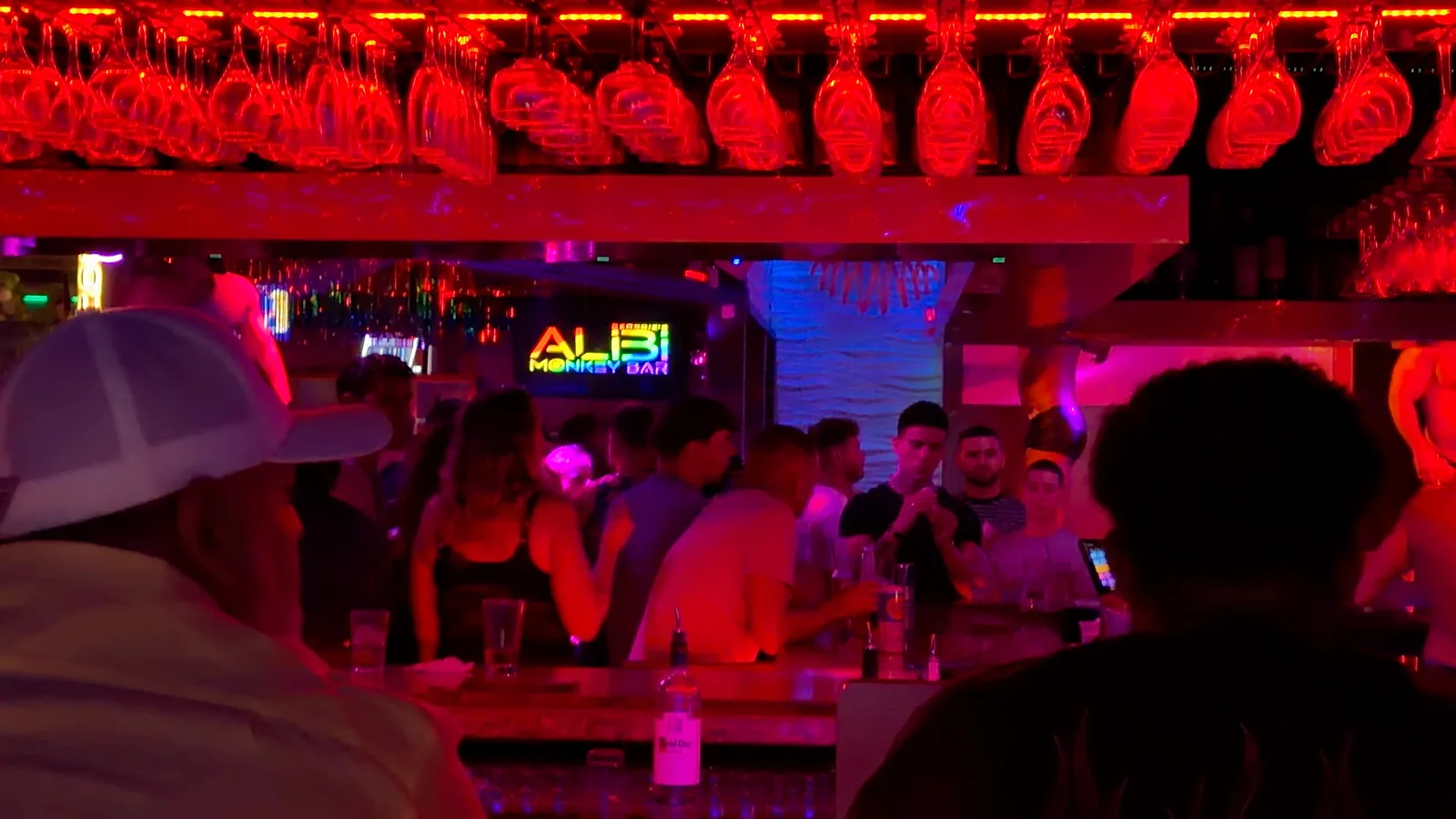 Ambiente concurrido dentro de Alibi