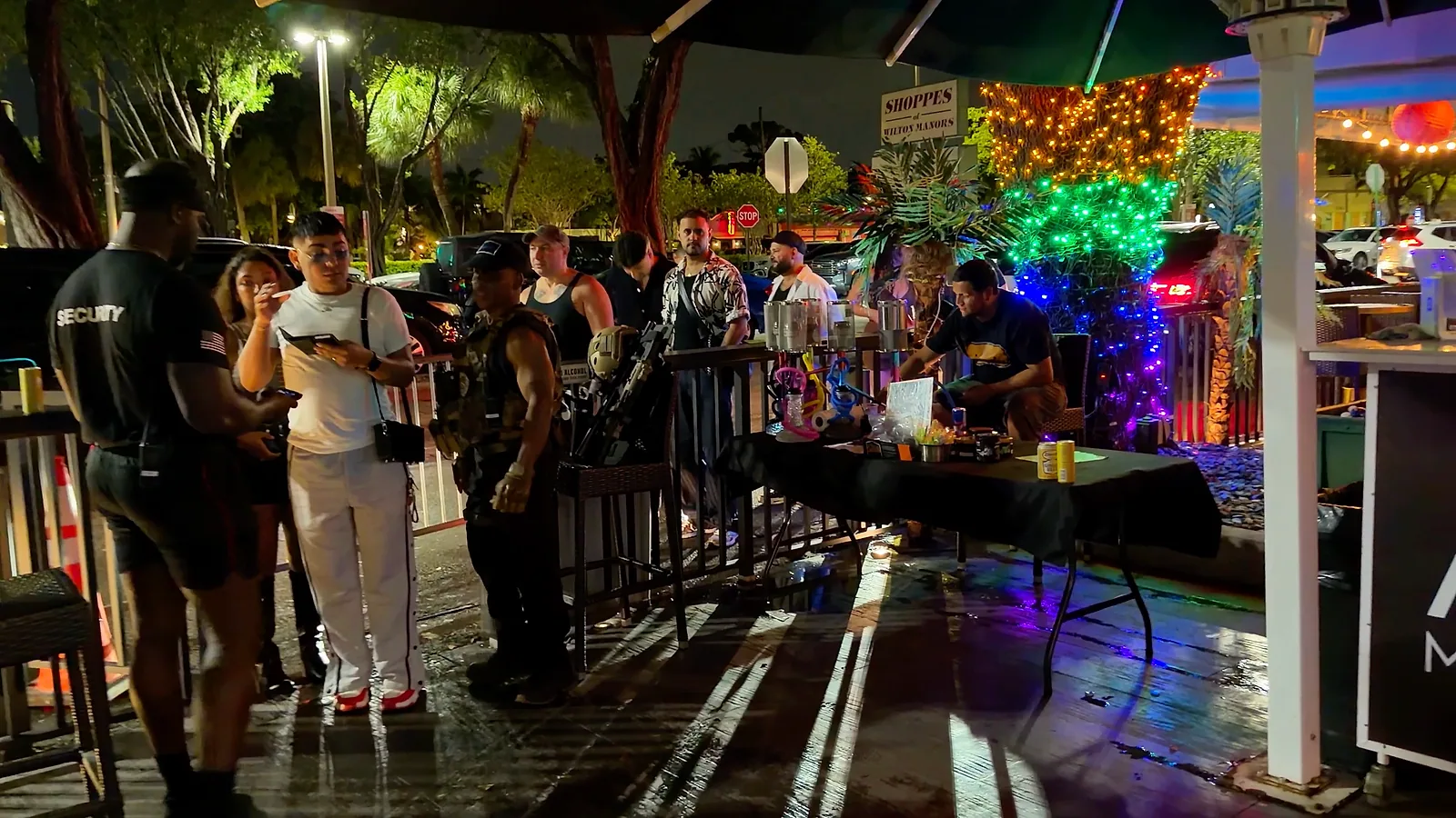 Patio de Alibi durante una noche lluviosa