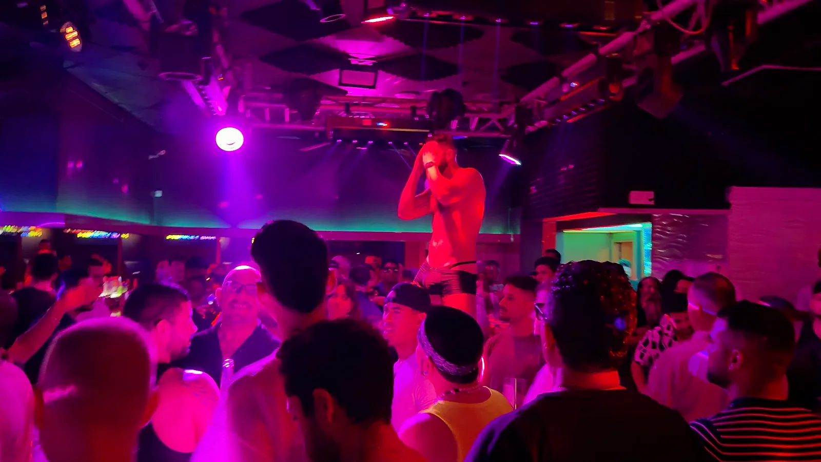 Baile y público en Alibi