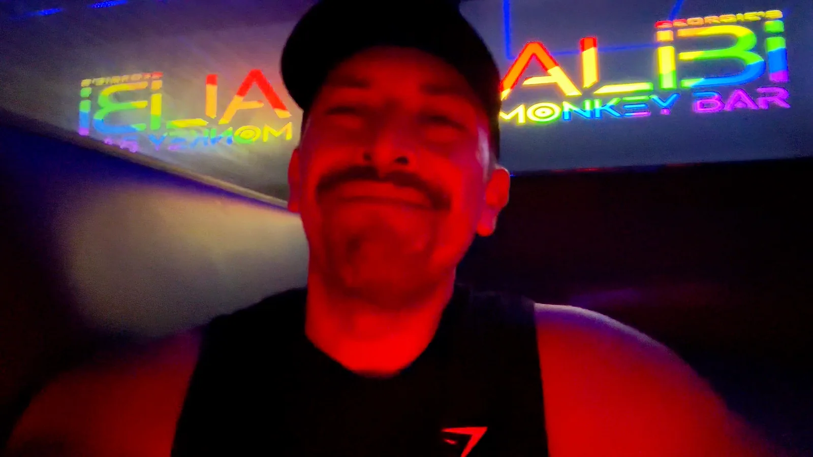 Ricardo frente a la barra de Alibi