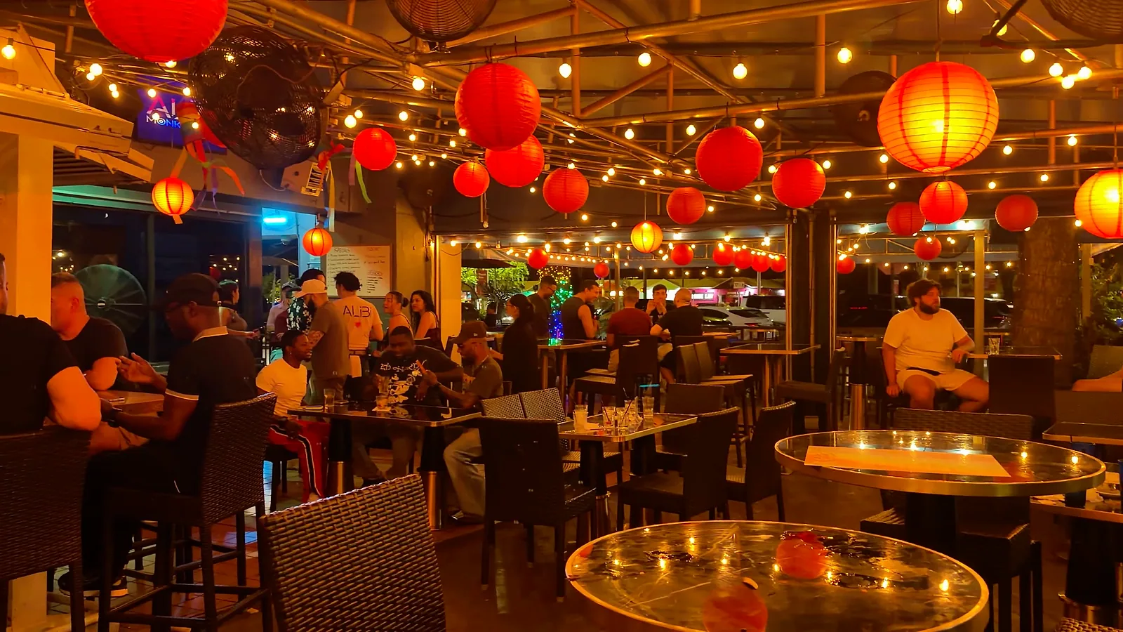 Patio de Alibi con mesas