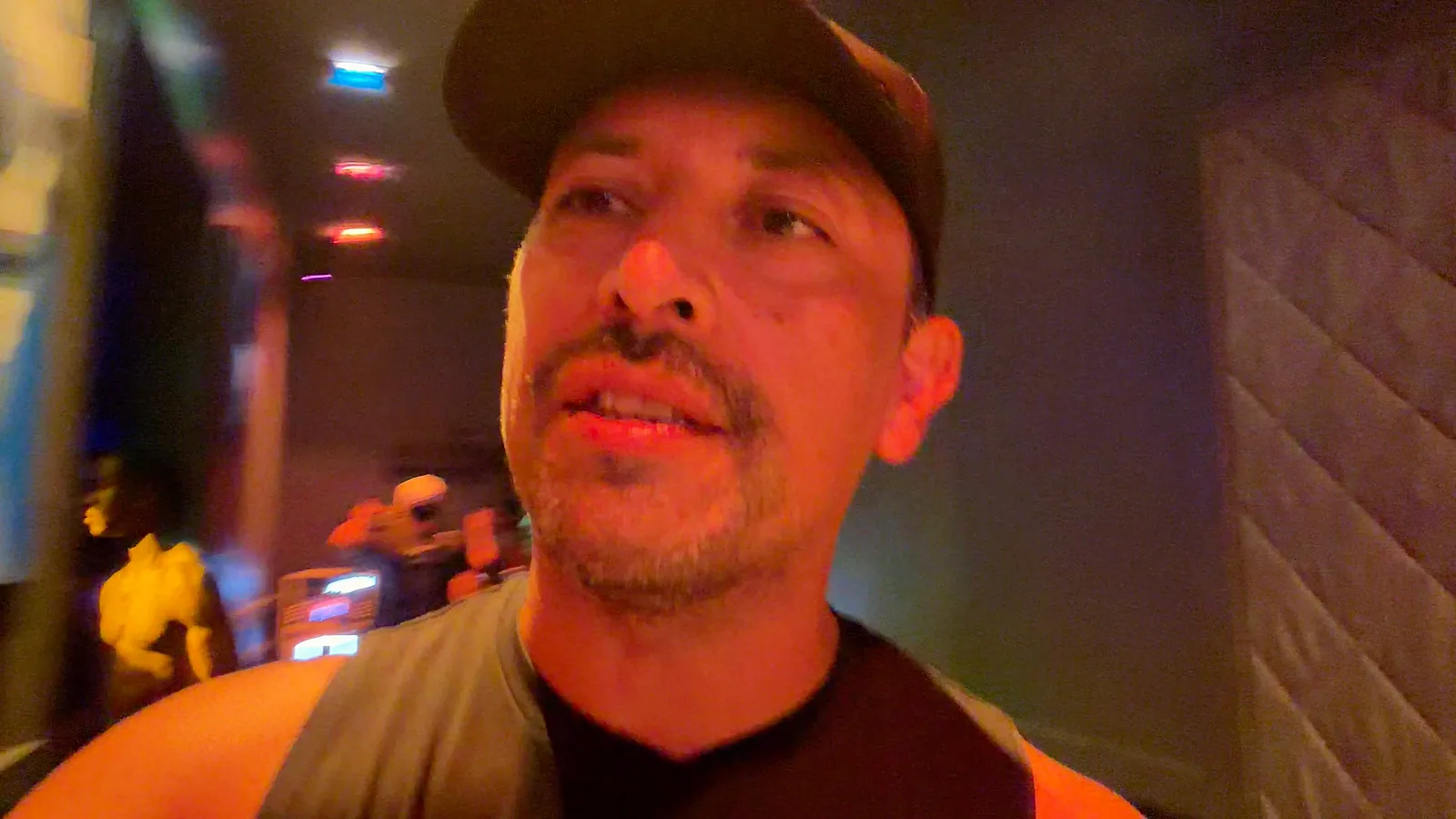 Ricardo caminando entre locales de Wilton Manors