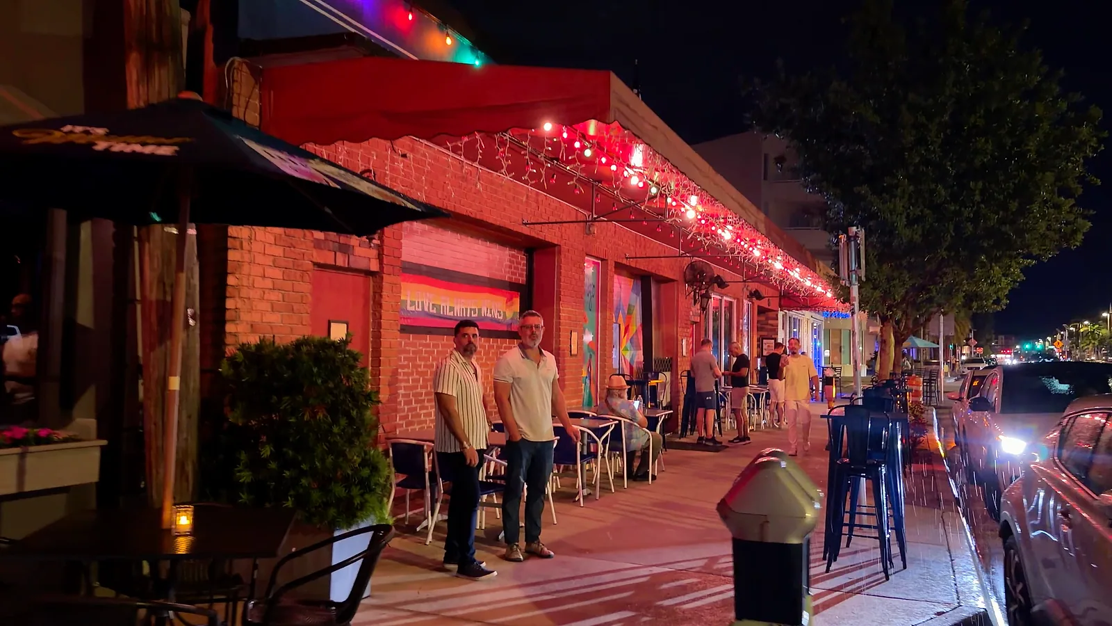 Pub on the Drive durante la noche