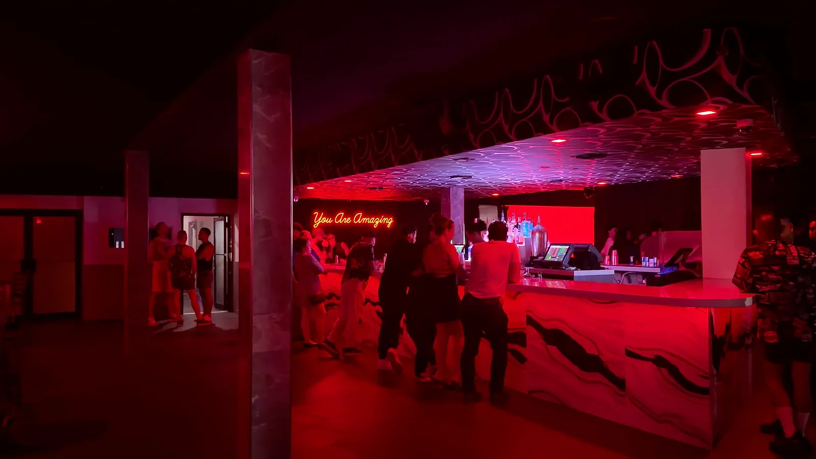 Barra iluminada en rojo de The Manor Complex
