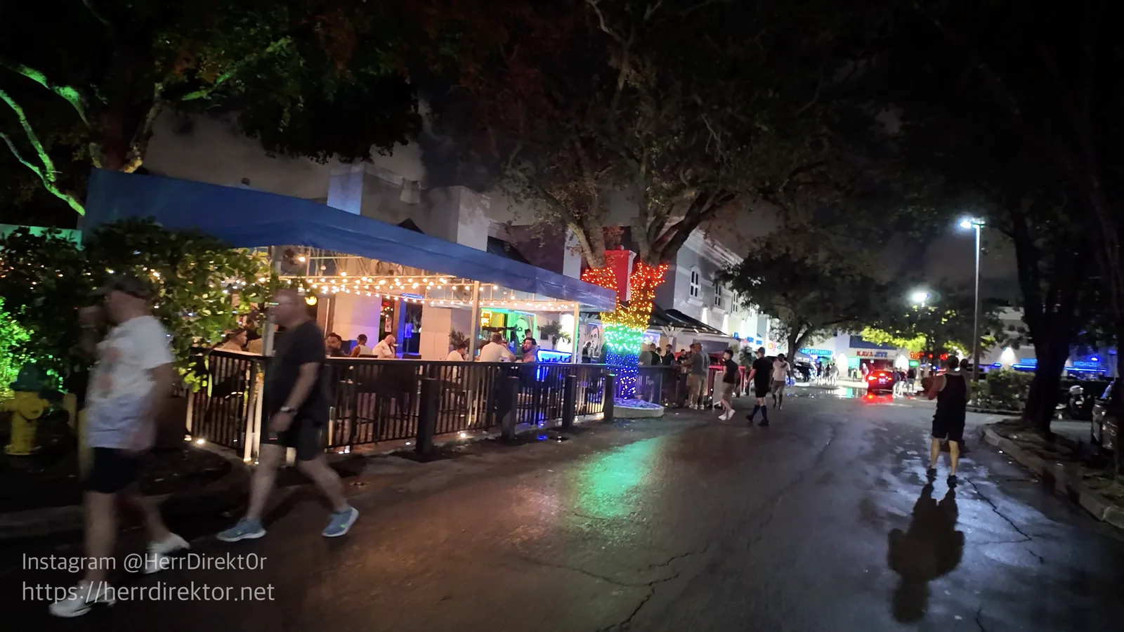 El patio de Alibi al acercarnos a The Shoppes.