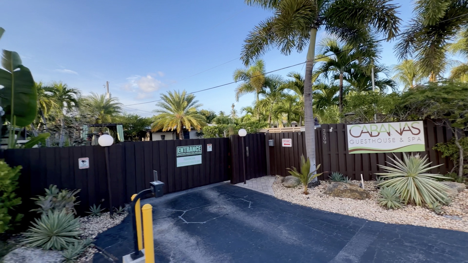 Entrada principal de The Cabanas Guesthouse and Spa en Wilton Manors