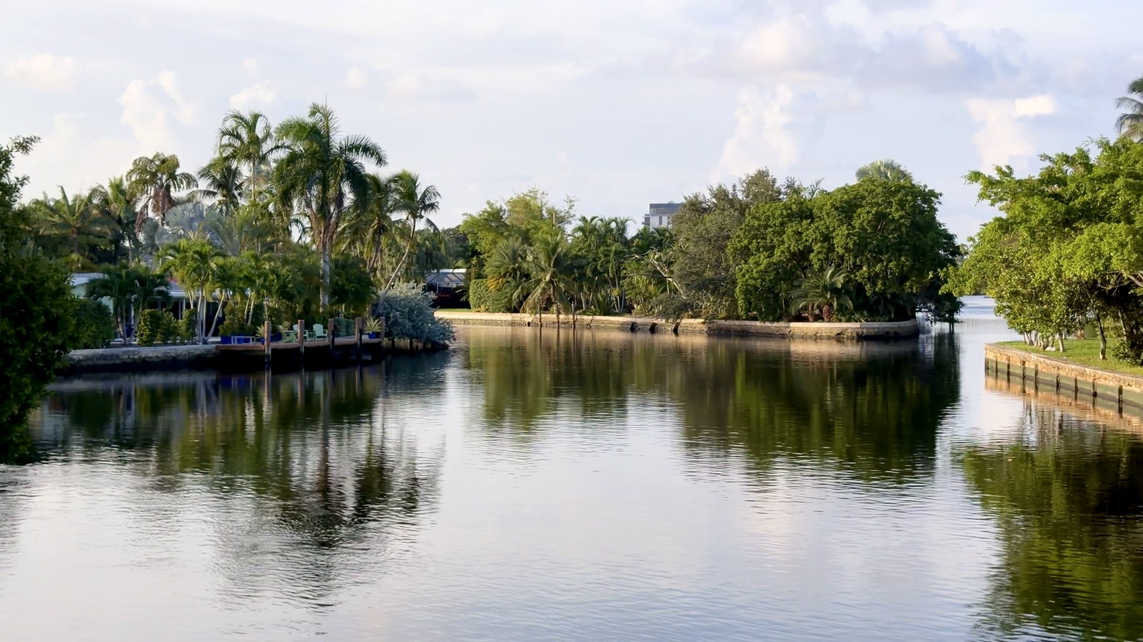 Canal residencial de Wilton Manors visto desde un puente
