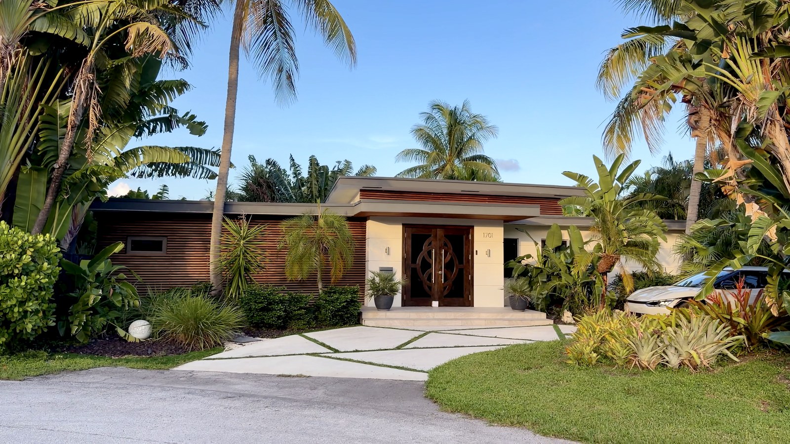 Casa baja de líneas modernas y vegetación tropical