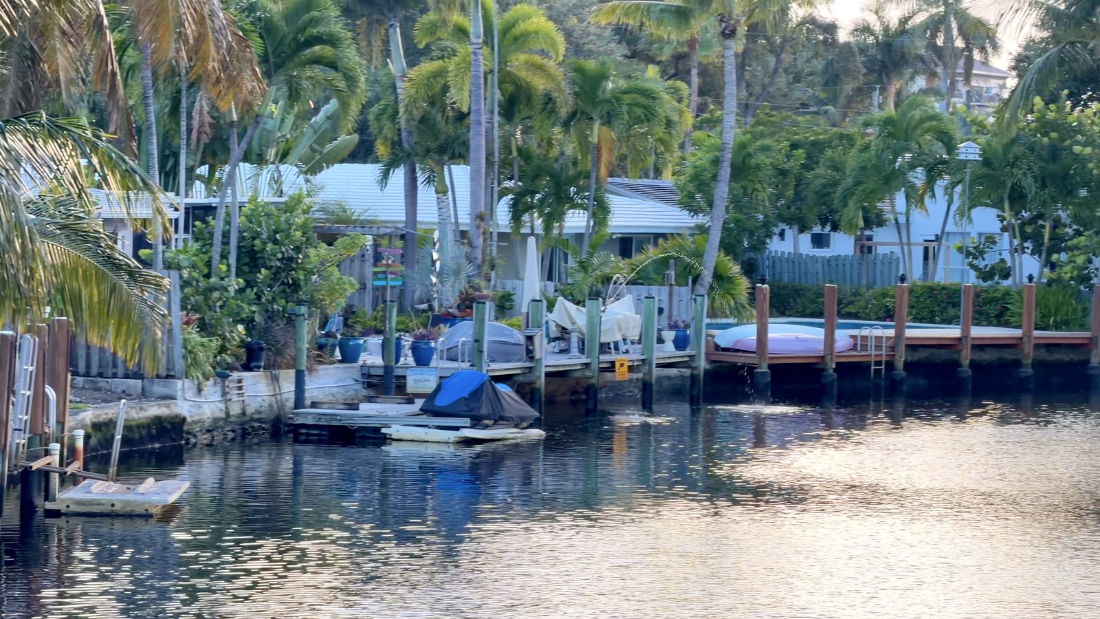 Muelles y pequeñas embarcaciones en Wilton Manors