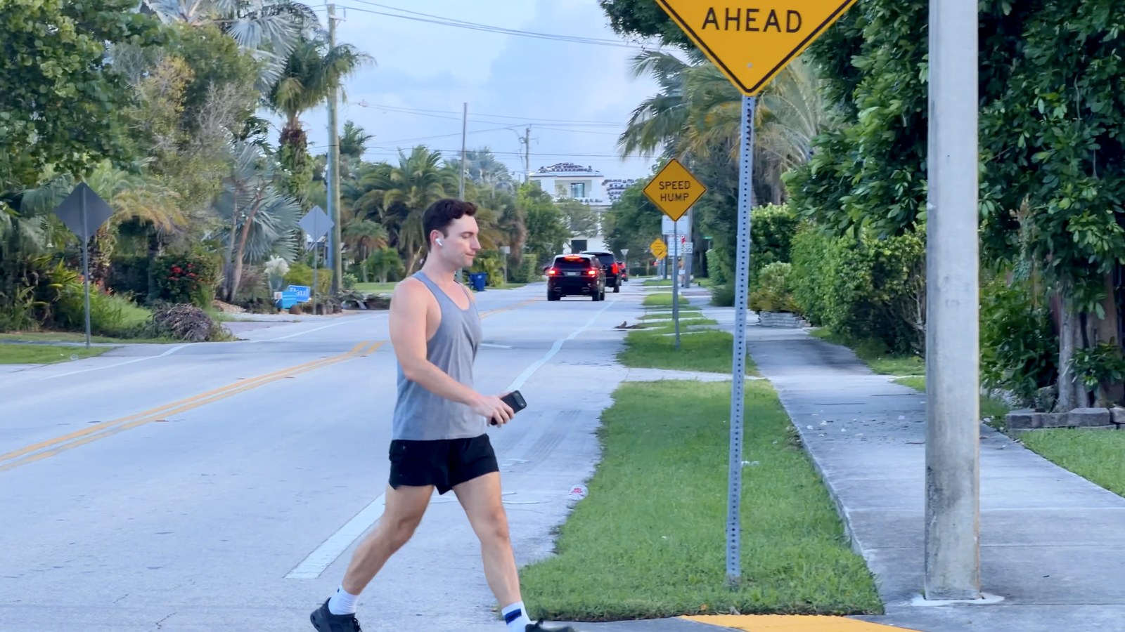 Peatón caminando por una calle de Wilton Manors