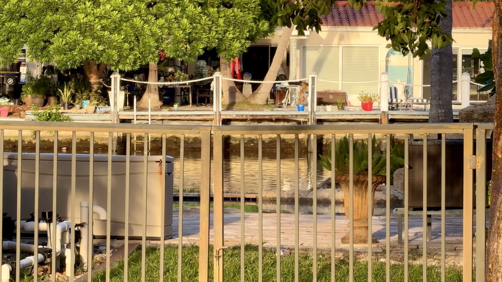 Piscina y muelle privado en una casa de Wilton Manors