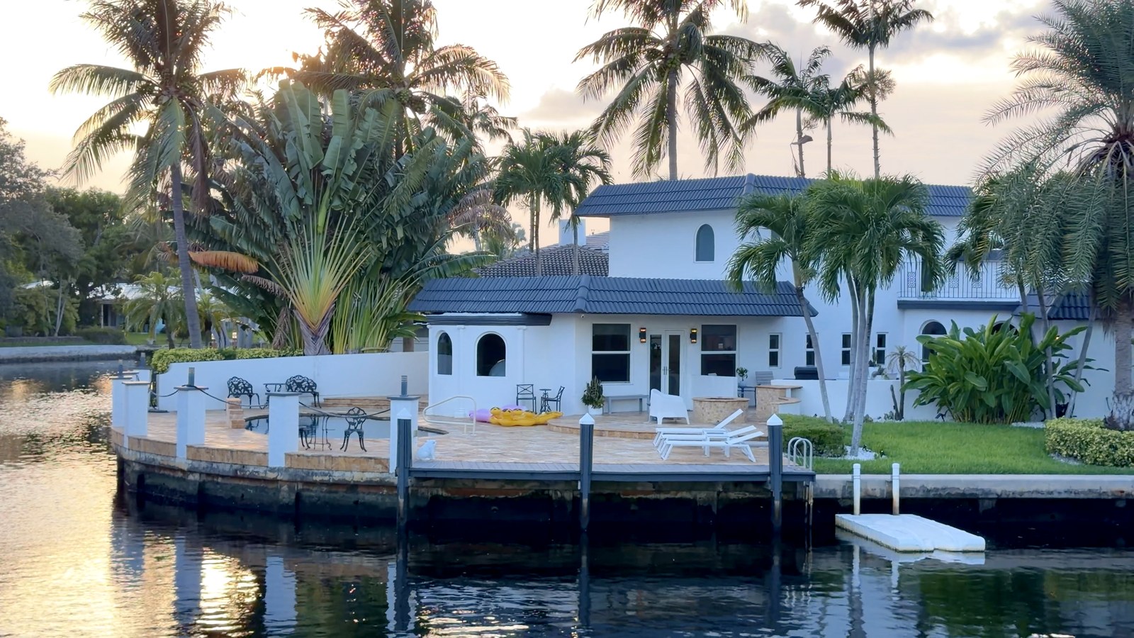 Vivienda blanca situada en una curva del canal