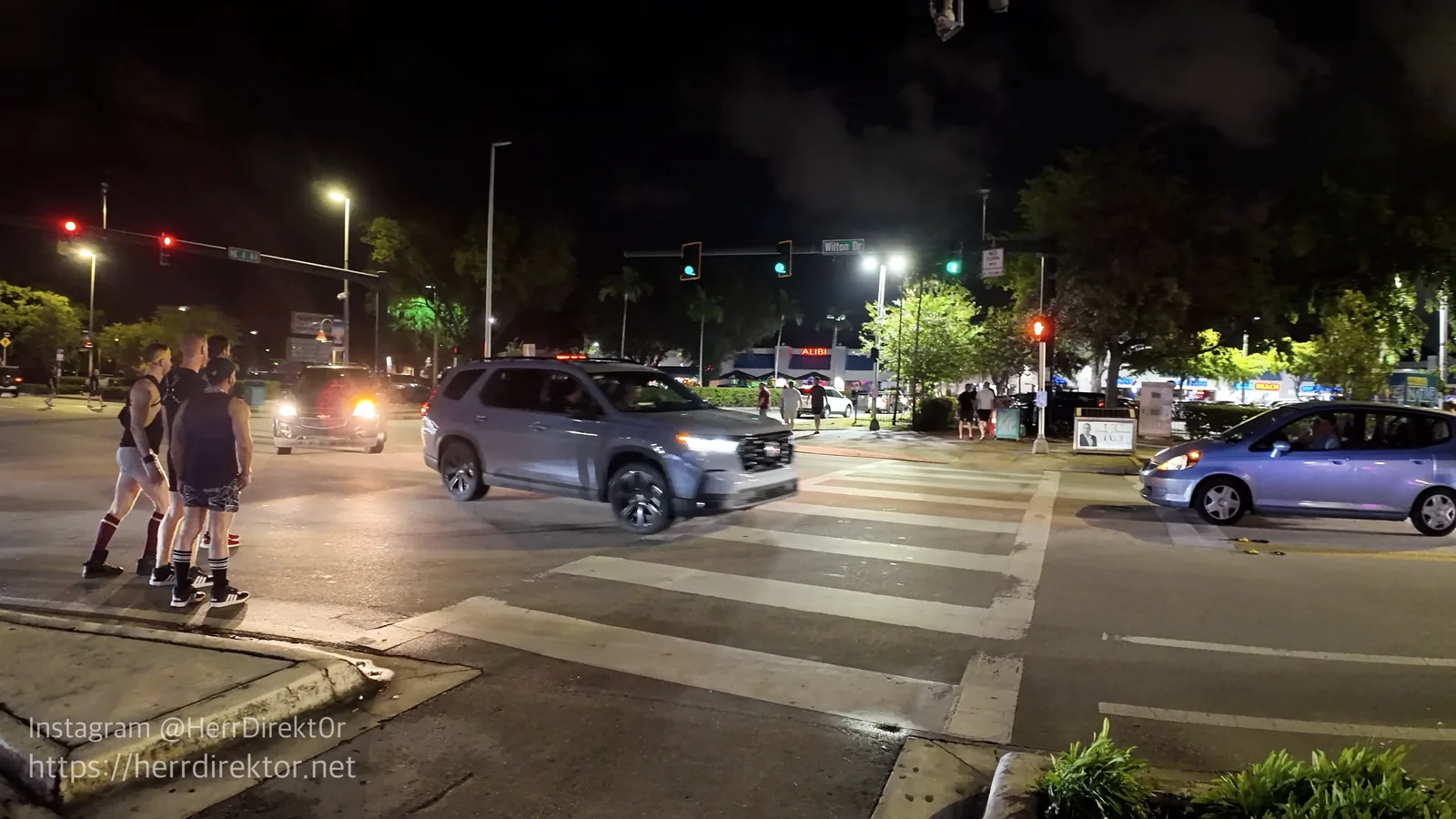 Los cruces conectan ambos lados de la avenida.