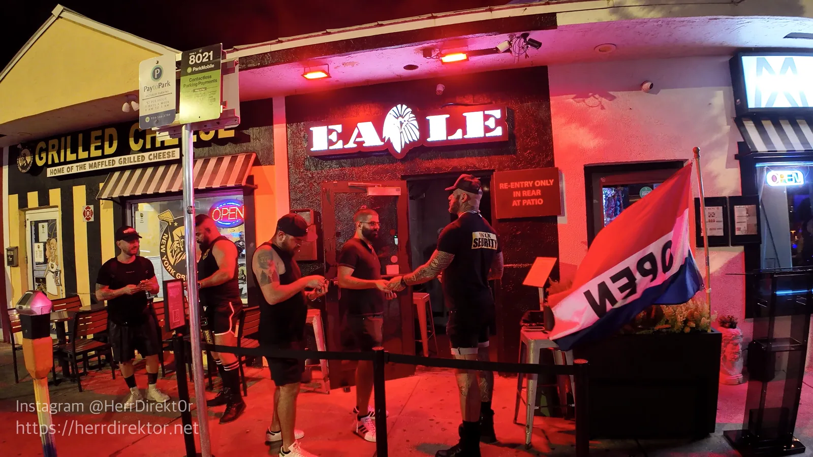 La entrada de Eagle mientras comienza a reunirse gente.