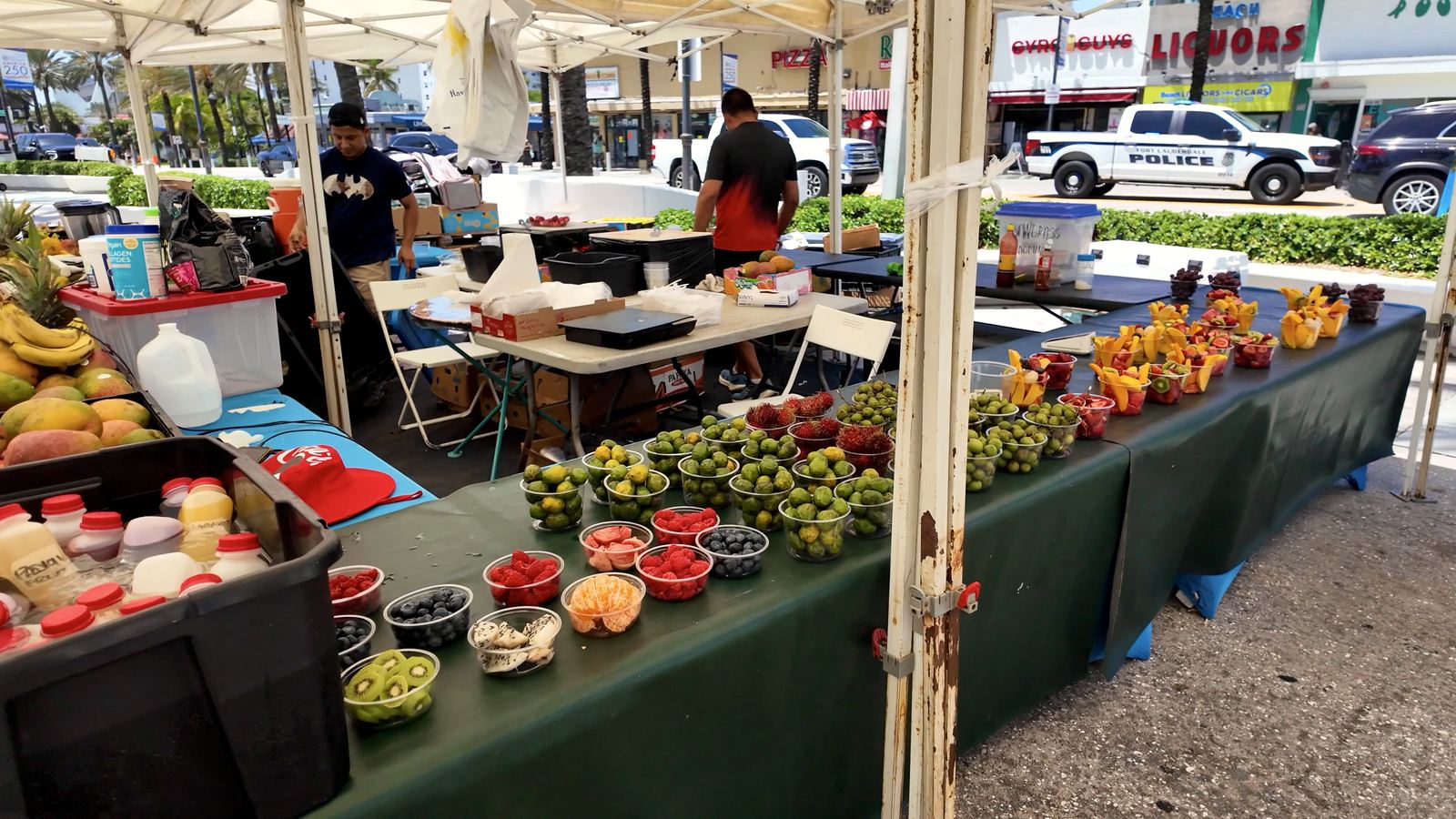 Puesto de frutas y smoothies en Fort Lauderdale Beach