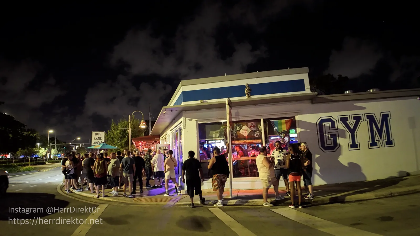 La fachada de GYM y la continuidad de Wilton Drive.