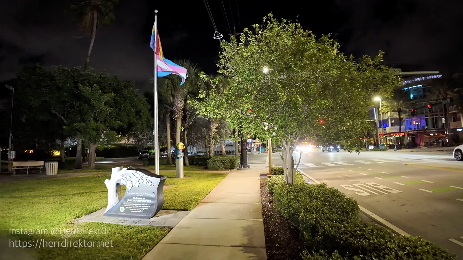 Hagen Park y las banderas de la comunidad.