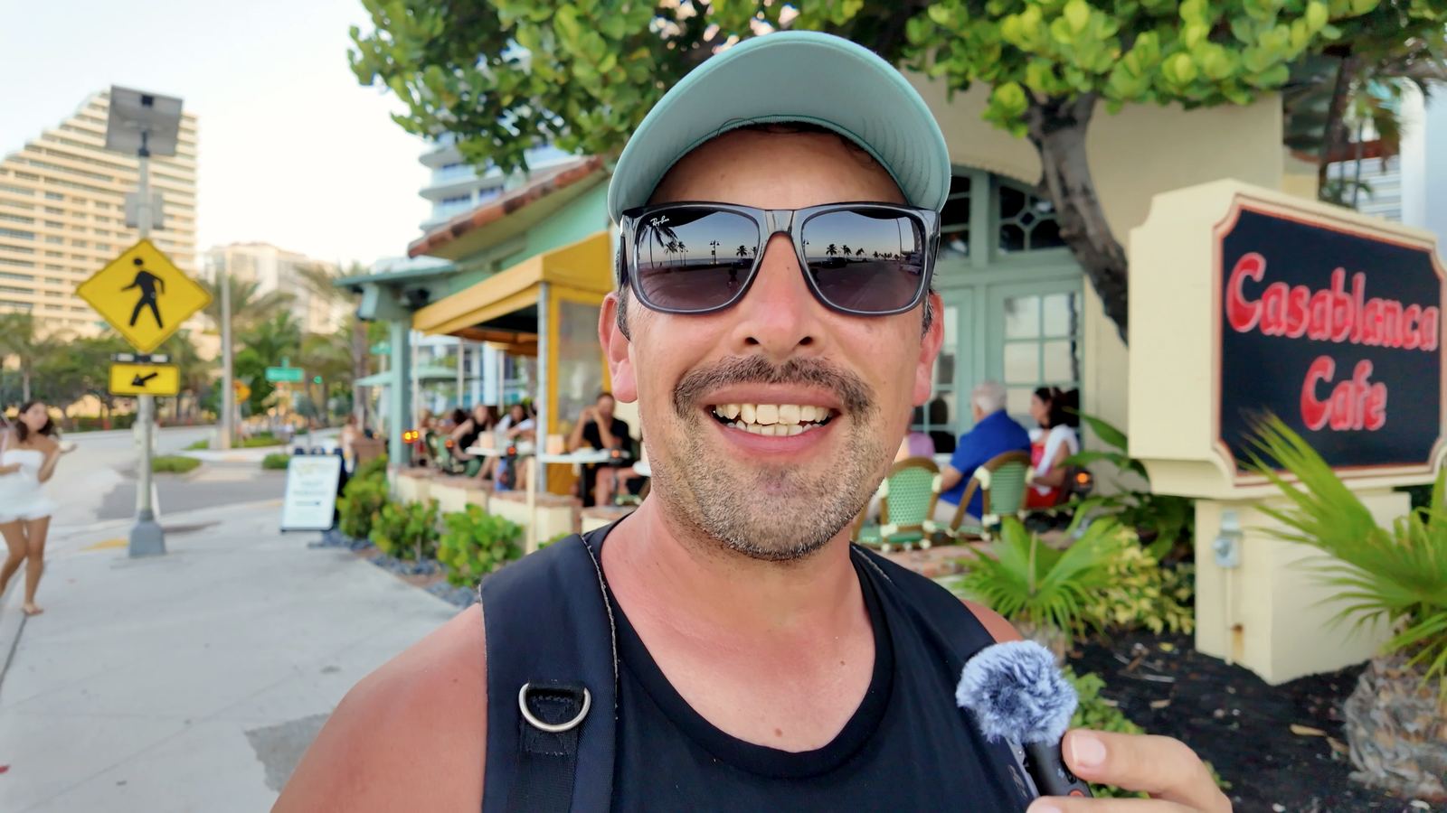 HerrDirektor después de comer en Fort Lauderdale Beach