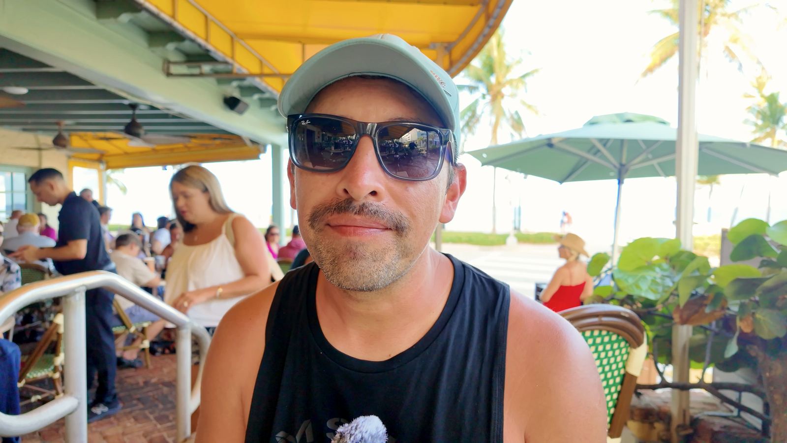 HerrDirektor en un restaurante frente al mar de Fort Lauderdale Beach