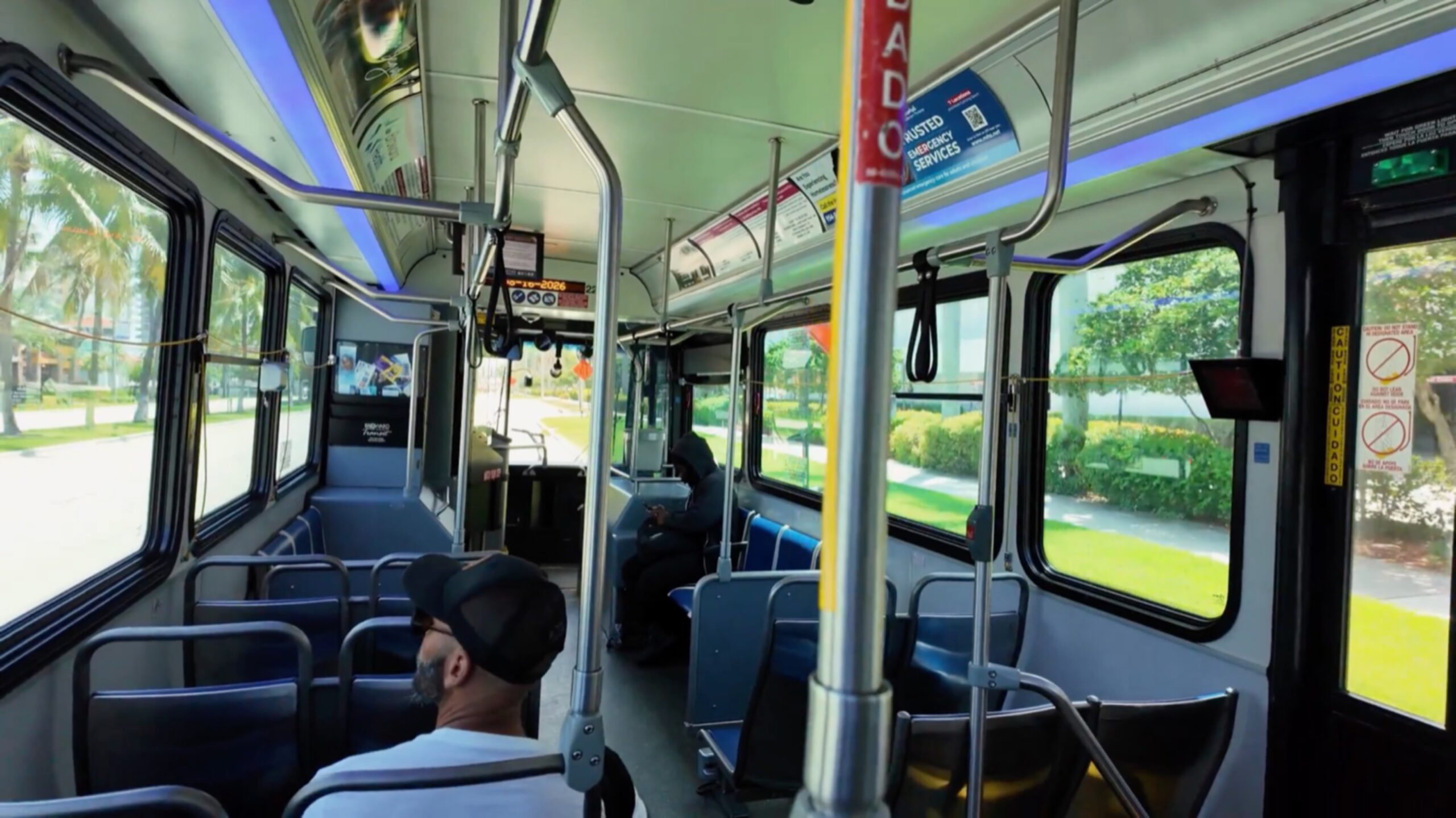 Interior frontal del bus 36 camino a Fort Lauderdale Beach