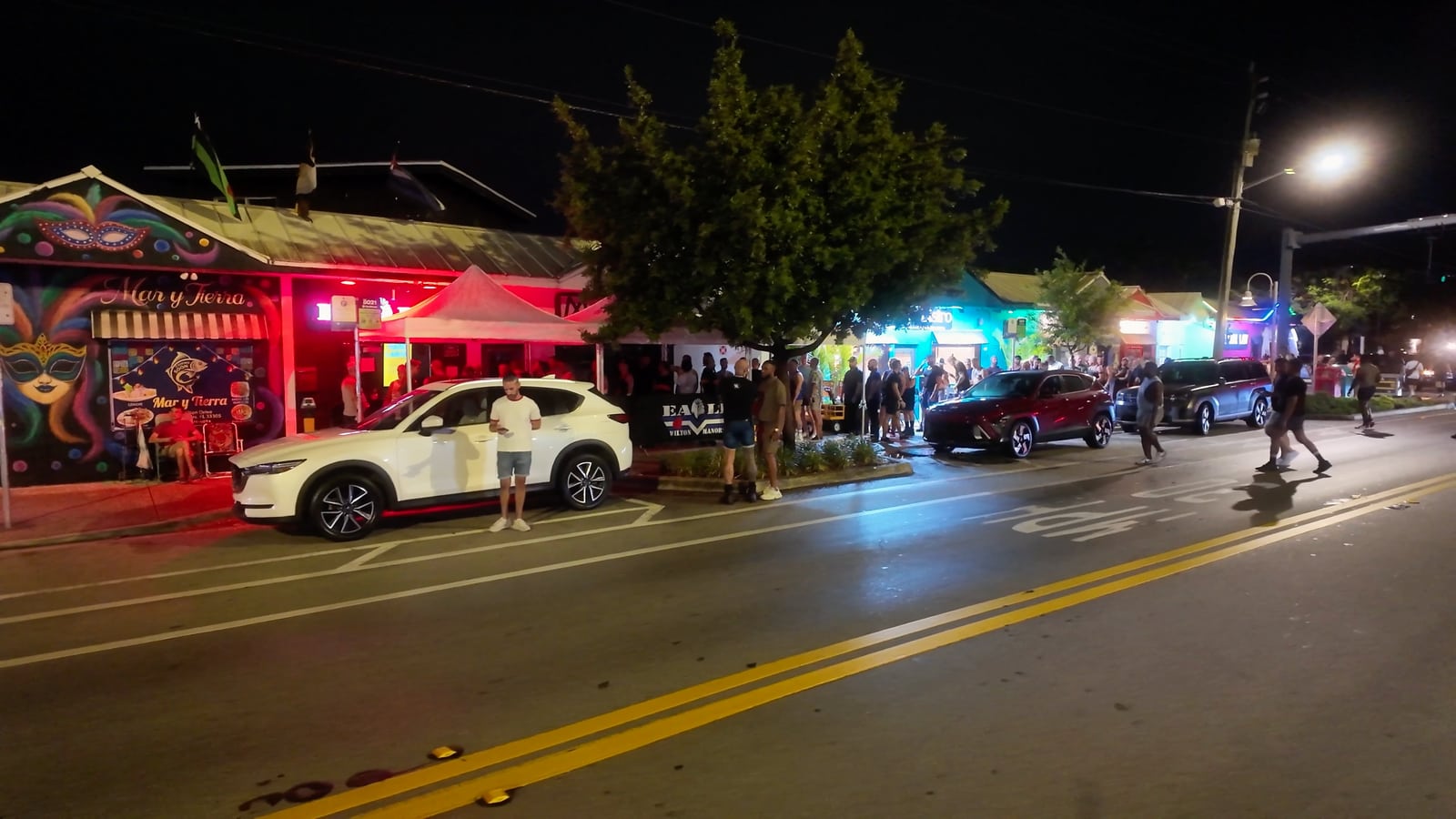 Locales iluminados y movimiento en Wilton Drive de noche