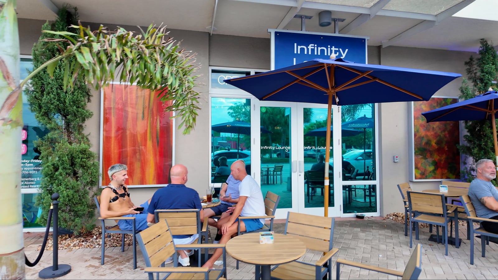 Personas sentadas en la terraza de Infinity en Wilton Manors