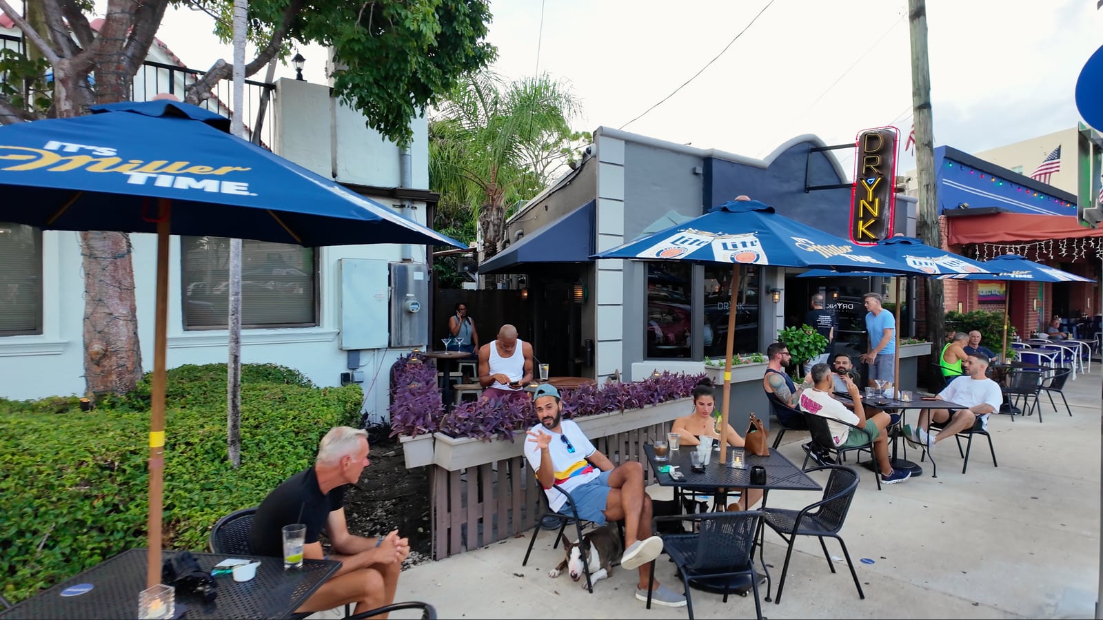 Personas conversando en una terraza de Wilton Manors el jueves