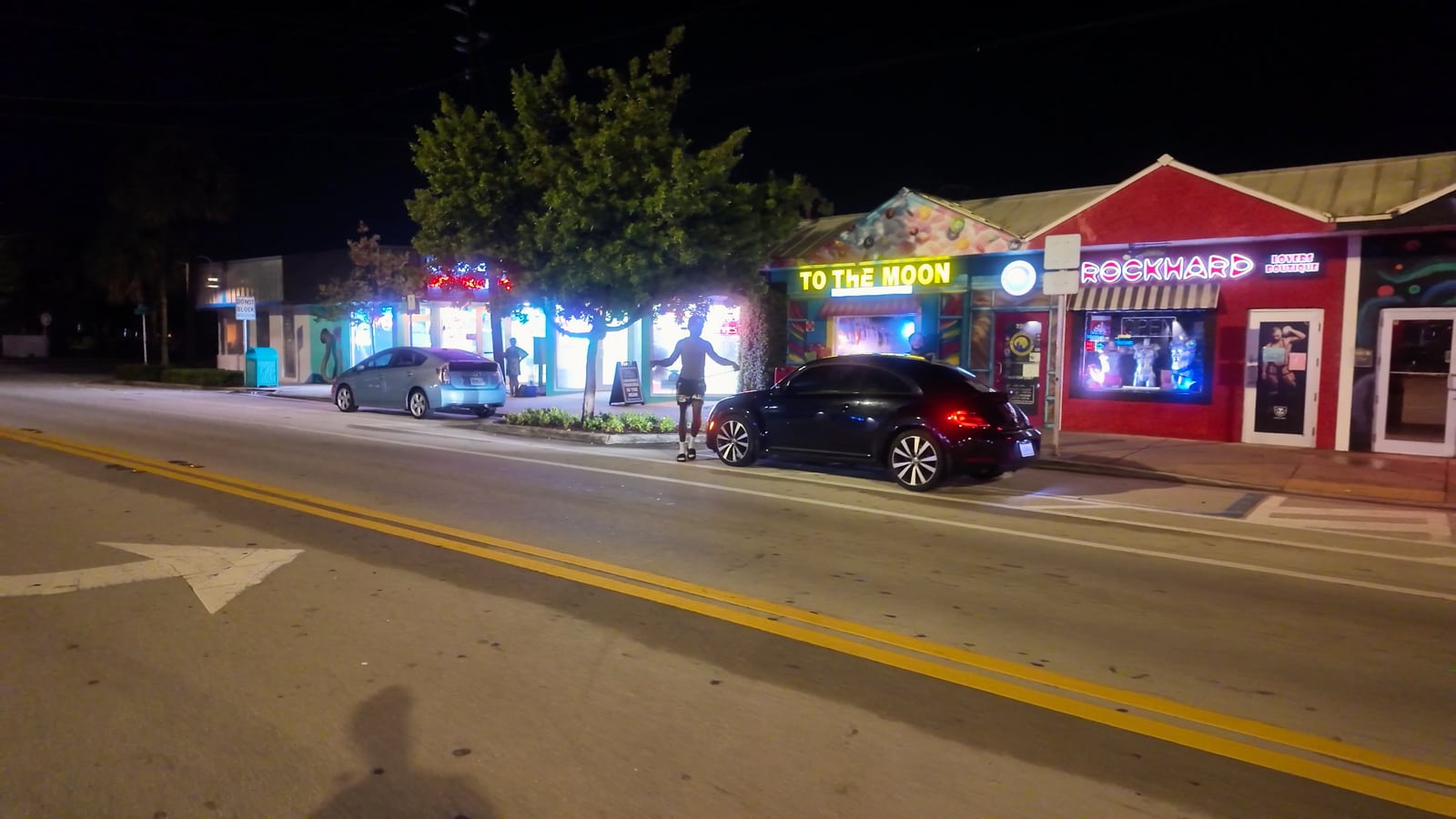 Wilton Drive con poco tránsito al final de la noche de Labor Day