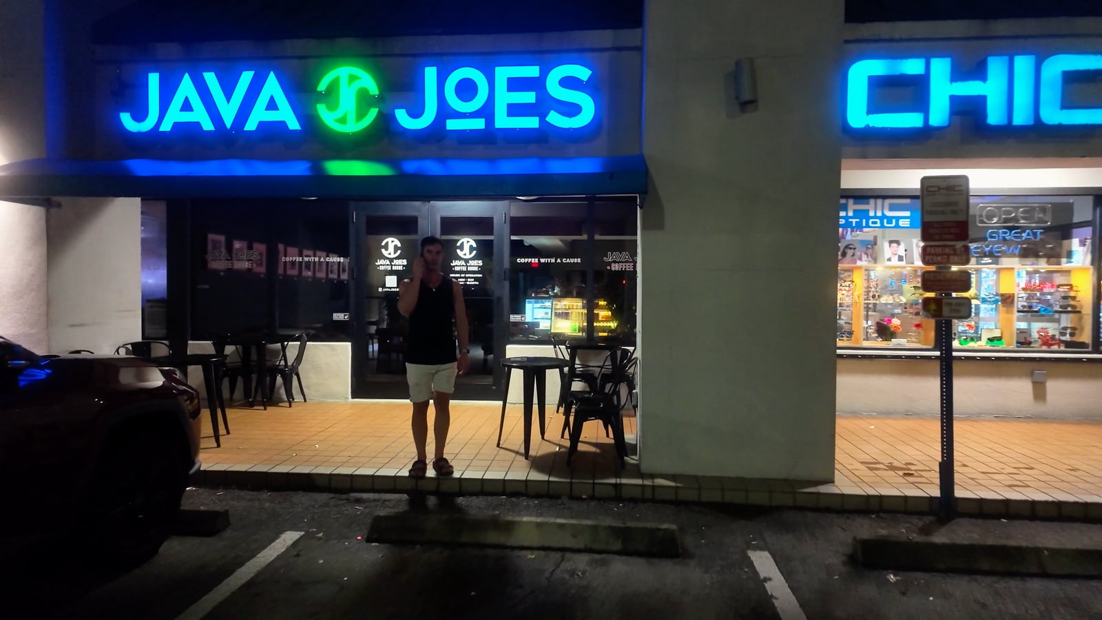 Comercios iluminados de Wilton Manors durante el final de Labor Day