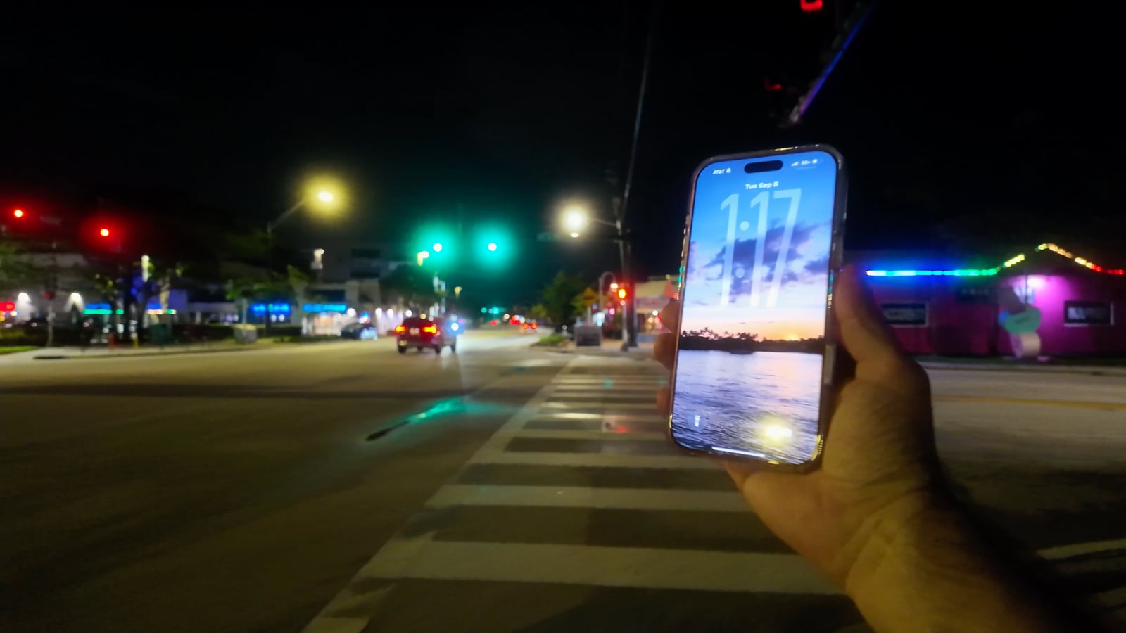 Un teléfono muestra la hora 1:17 durante el cierre de la caminata de Labor Day