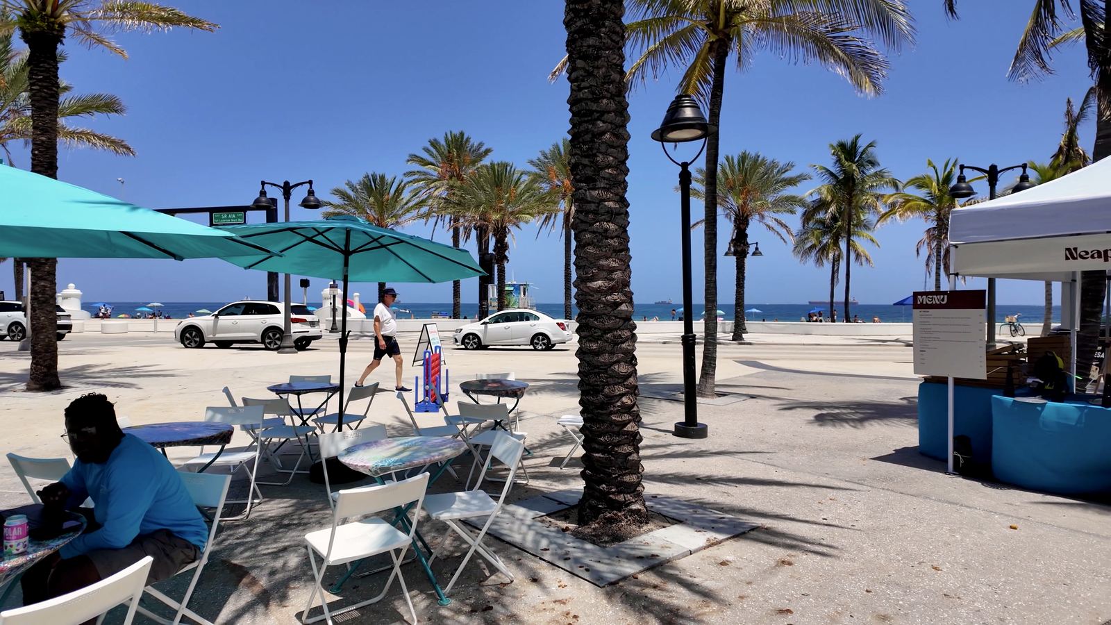 Mesas para comer frente al mar en Fort Lauderdale Beach