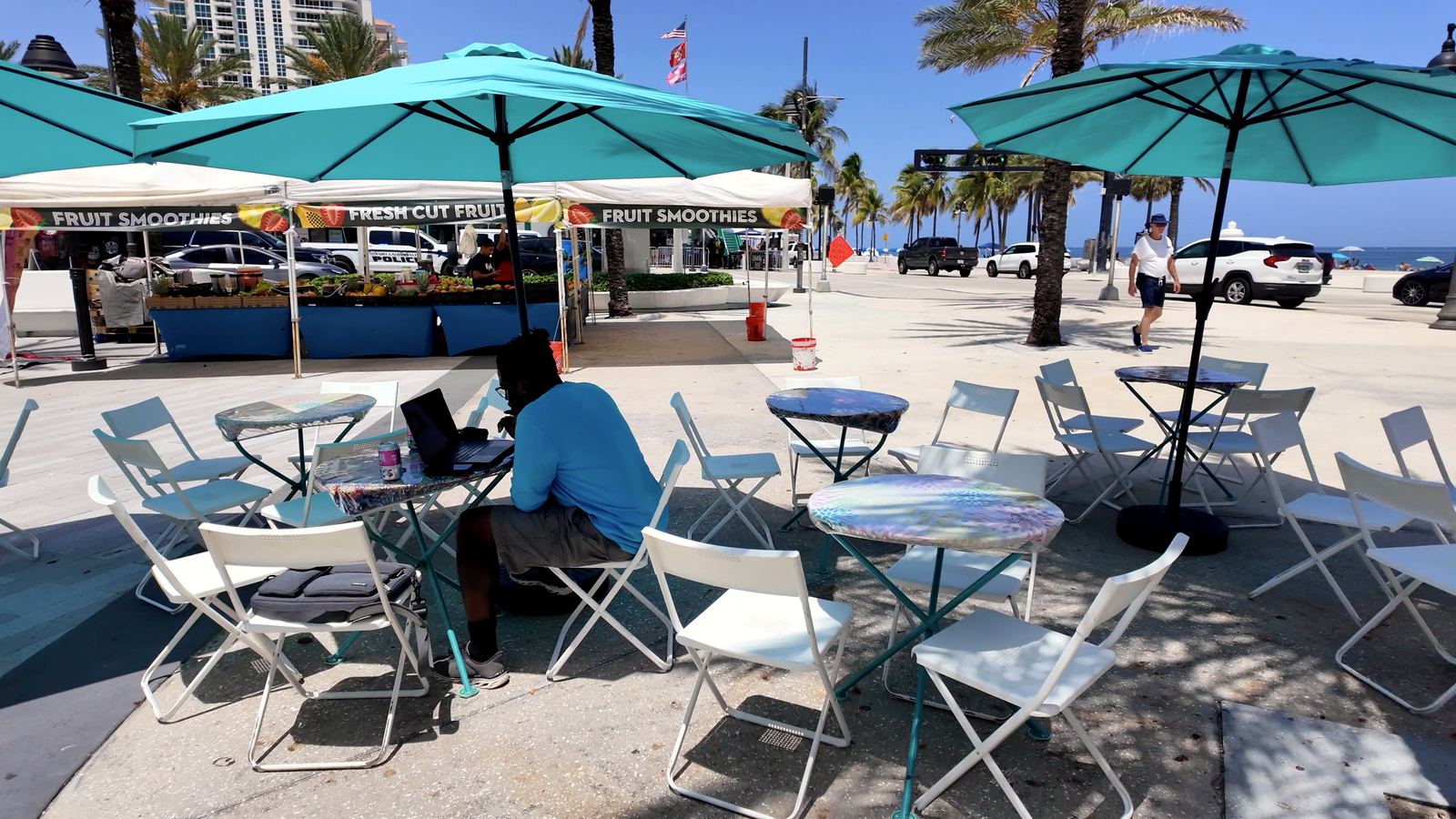 Mesas de puestos de comida con vista al mar en Fort Lauderdale