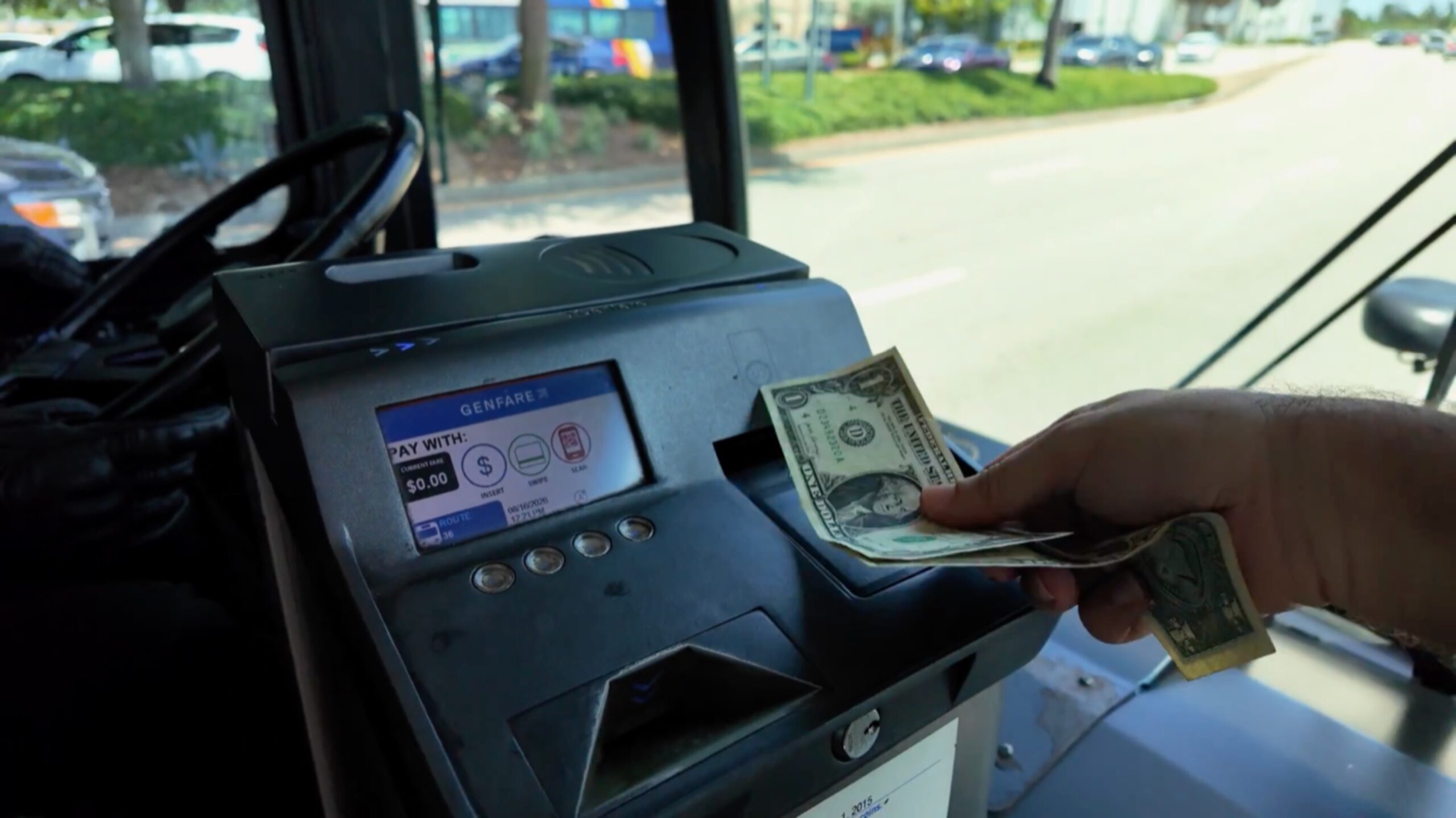 Pago en efectivo de la tarifa de dos dólares en el bus de Fort Lauderdale