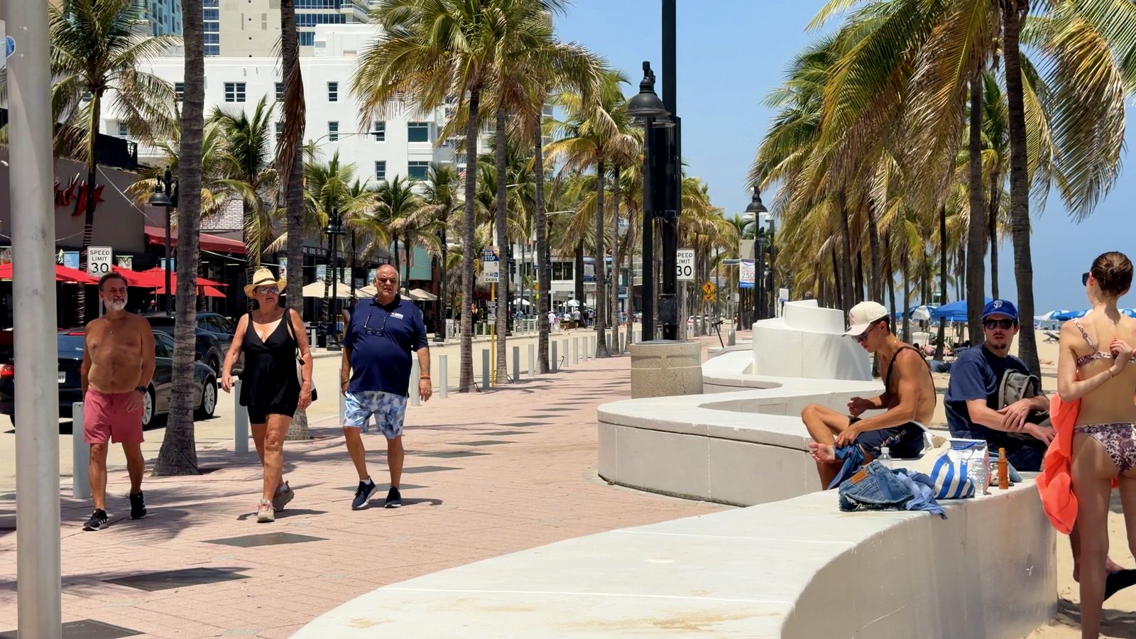 Paseo peatonal con restaurantes en Fort Lauderdale Beach