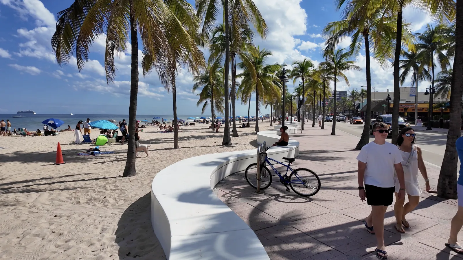 Beach Place y personas recorriendo el paseo costero — captura 2 del recorrido de Ricardo