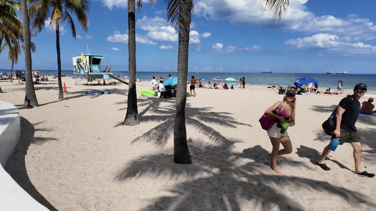 Beach Place y personas recorriendo el paseo costero — captura 3 del recorrido de Ricardo