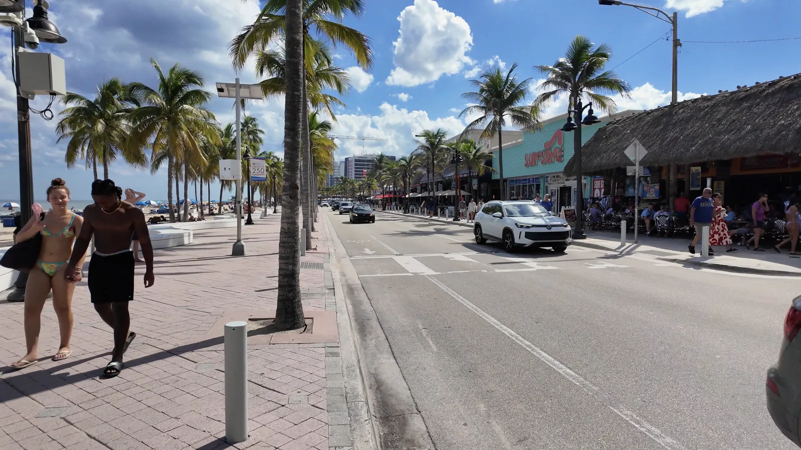 Beach Place y personas recorriendo el paseo costero — captura 4 del recorrido de Ricardo
