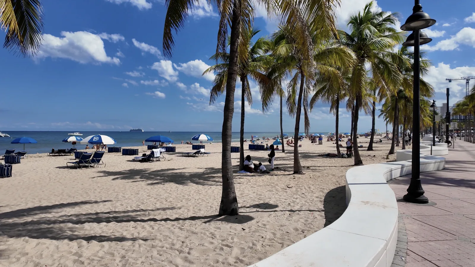Beach Place y personas recorriendo el paseo costero — captura 6 del recorrido de Ricardo