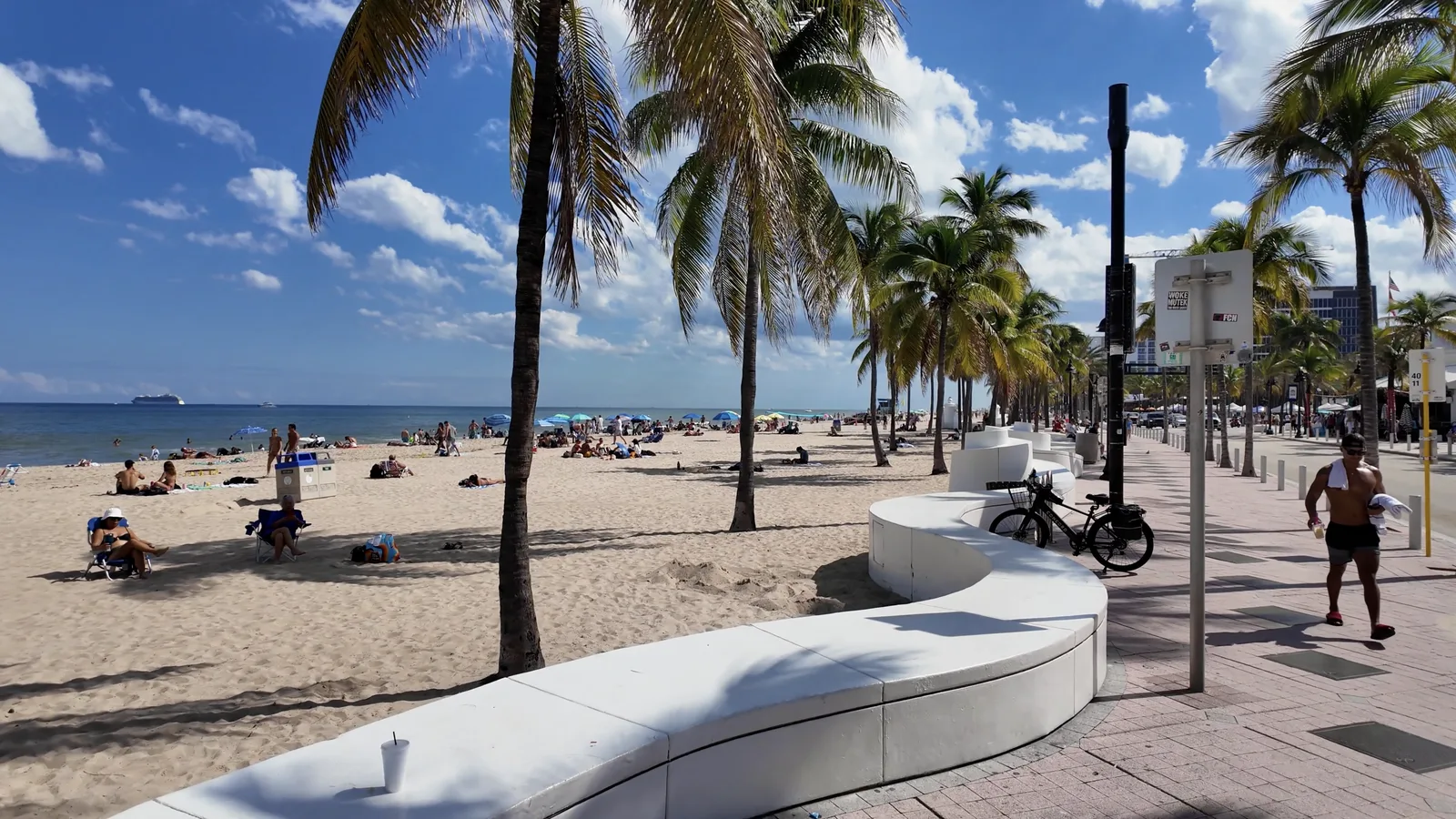 Beach Place y personas recorriendo el paseo costero — captura 7 del recorrido de Ricardo
