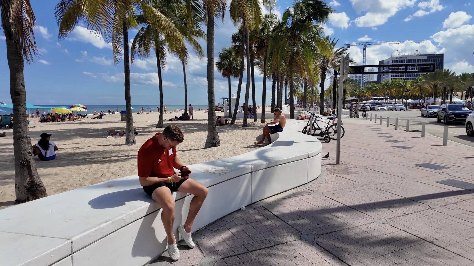 Beach Place y personas recorriendo el paseo costero — captura 8 del recorrido de Ricardo