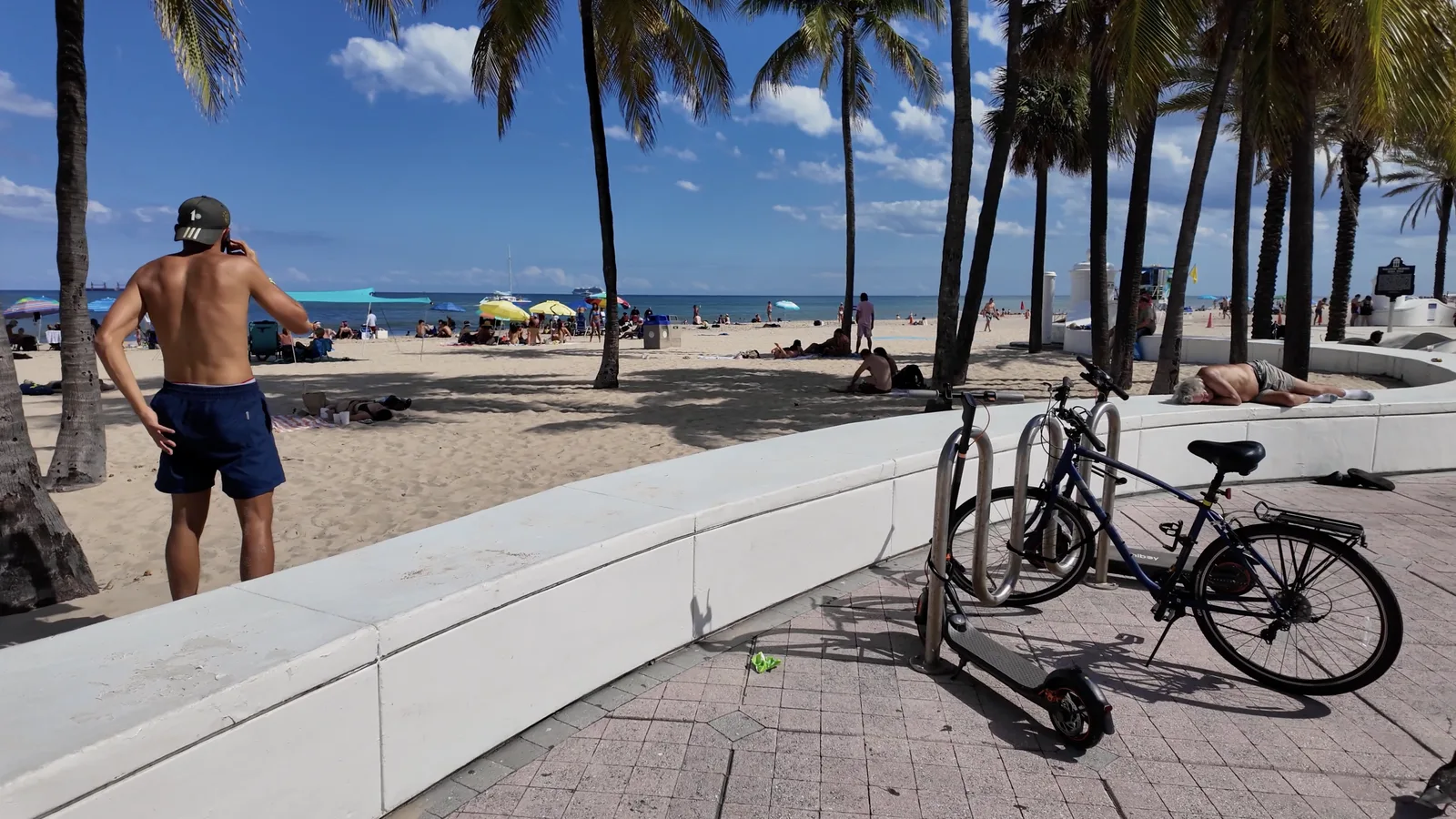 Beach Place y personas recorriendo el paseo costero — captura 9 del recorrido de Ricardo