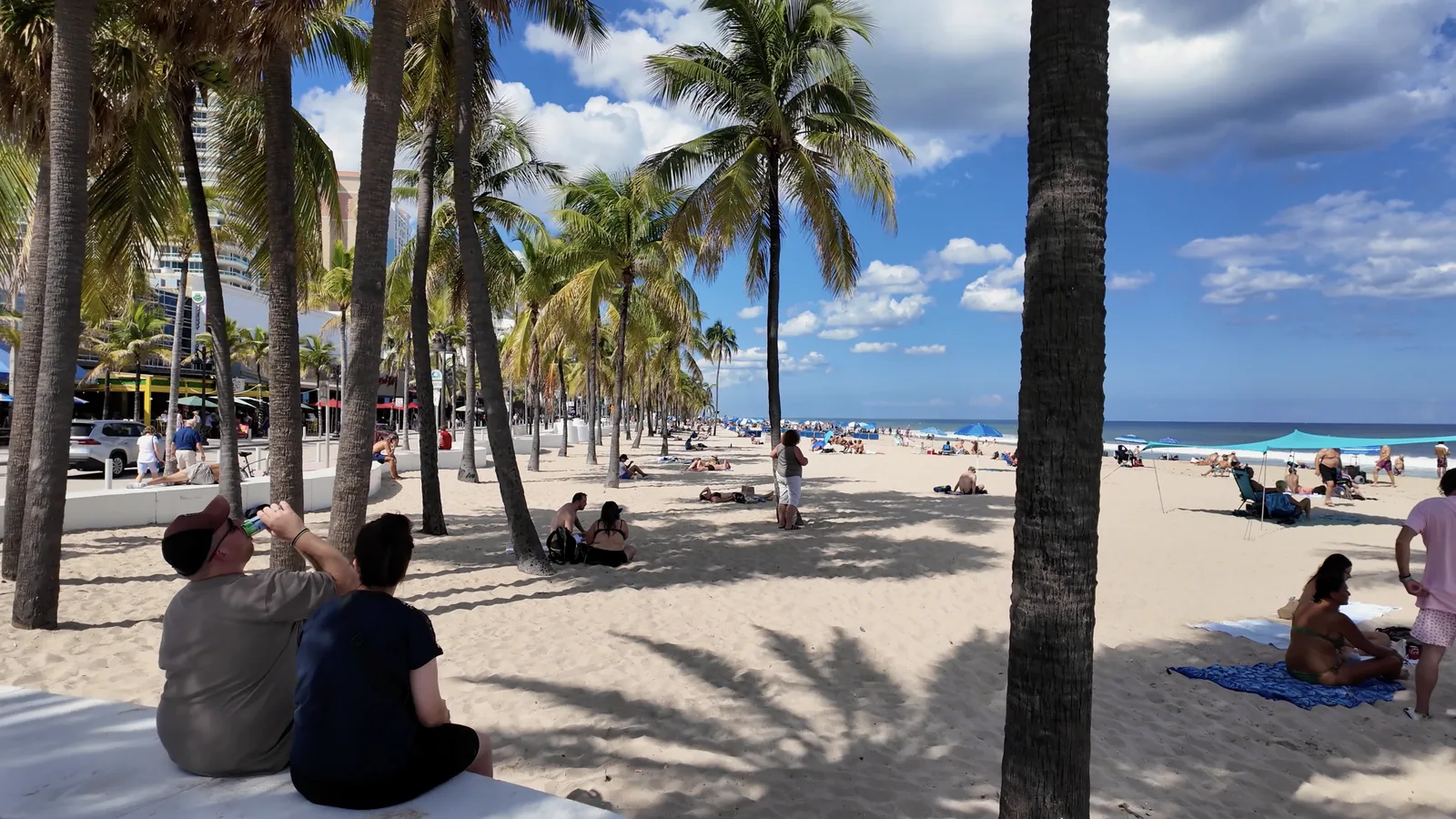 Beach Place y personas recorriendo el paseo costero — captura 10 del recorrido de Ricardo