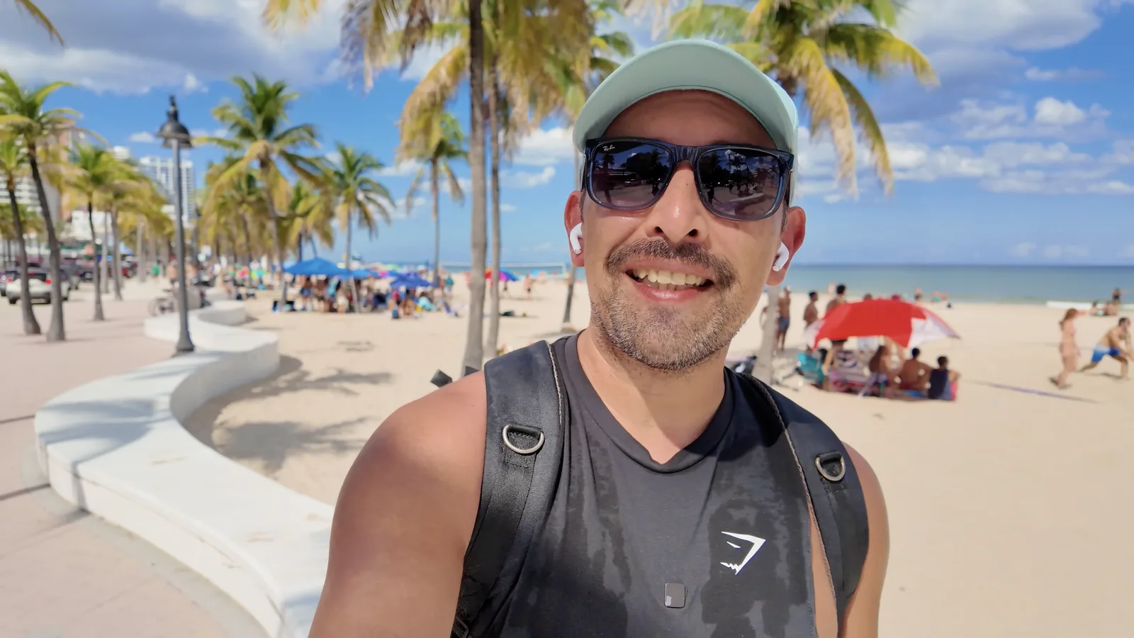 Ricardo durante su caminata por Fort Lauderdale Beach — captura 2 del recorrido de Ricardo