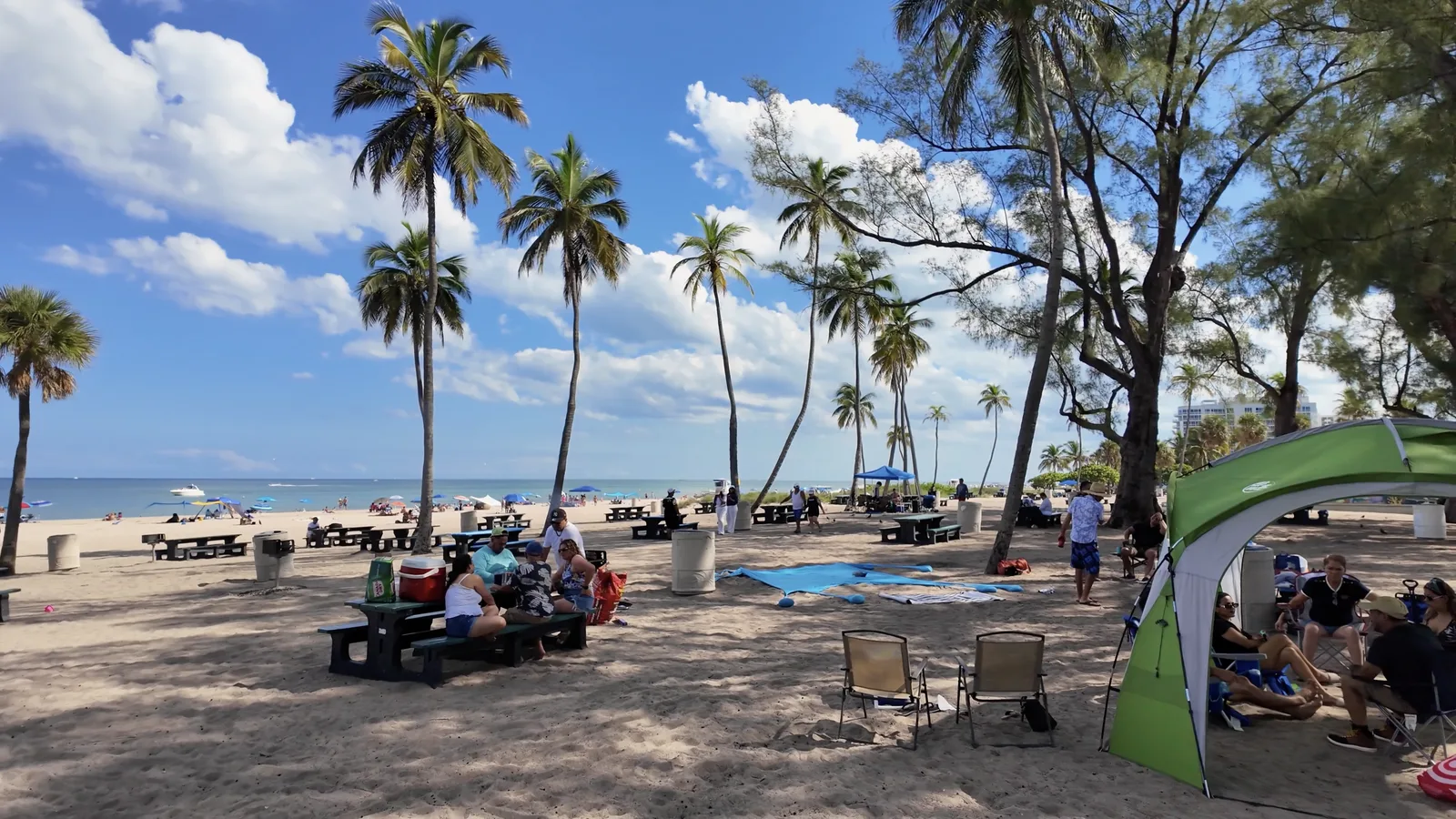 Mesas, parrillas y reuniones en Fort Lauderdale Beach Park — captura 3 del recorrido de Ricardo