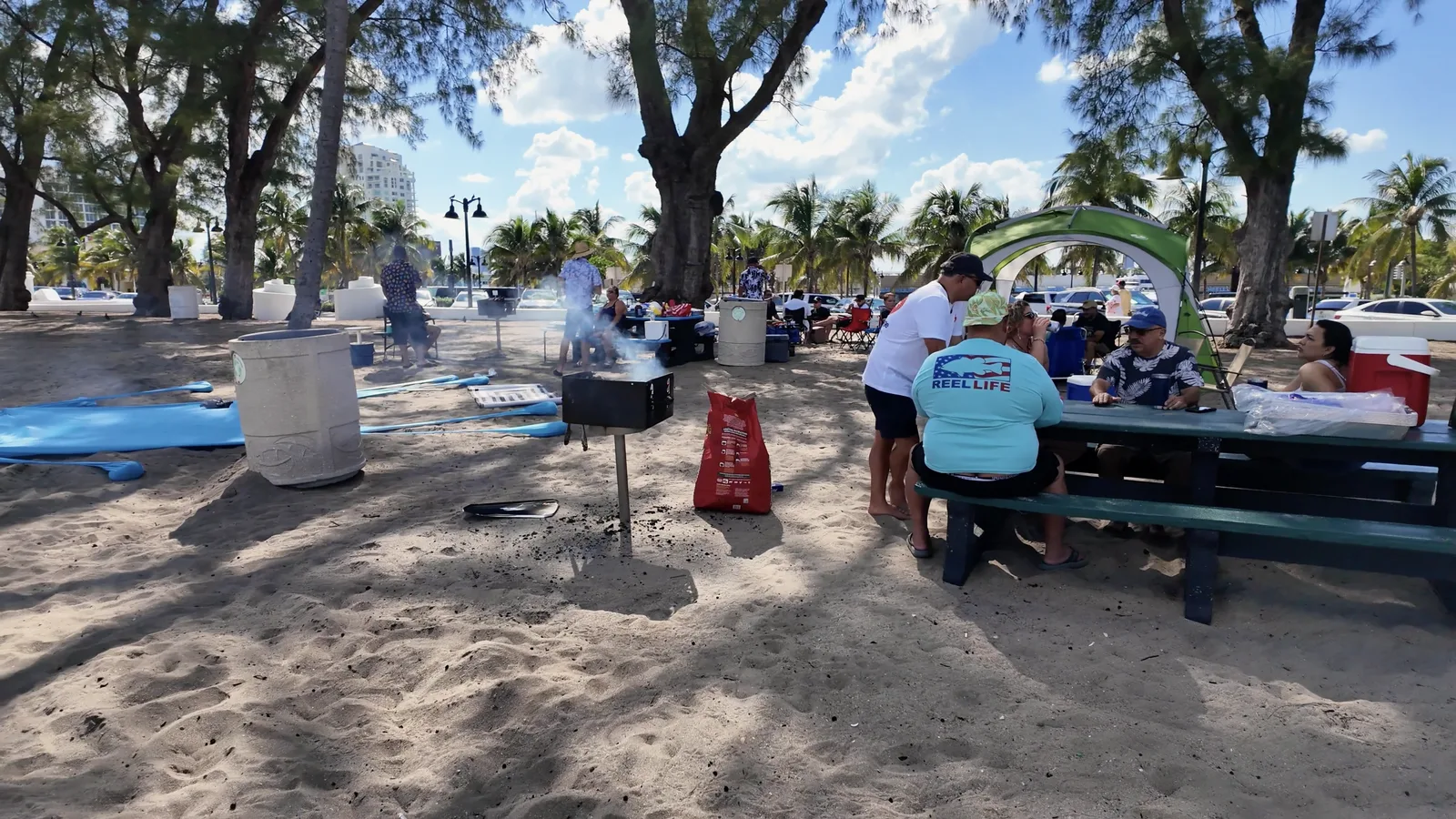 Mesas, parrillas y reuniones en Fort Lauderdale Beach Park — captura 4 del recorrido de Ricardo