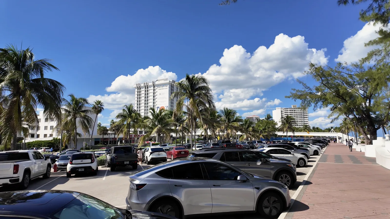 Estacionamiento y accesos de Fort Lauderdale Beach Park — captura 3 del recorrido de Ricardo