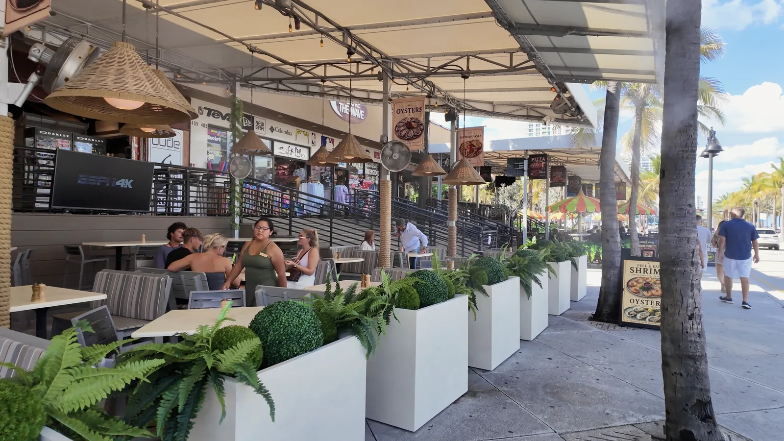 Terrazas y entorno de Tequila Jacks y 411 South — captura 5 del recorrido de Ricardo
