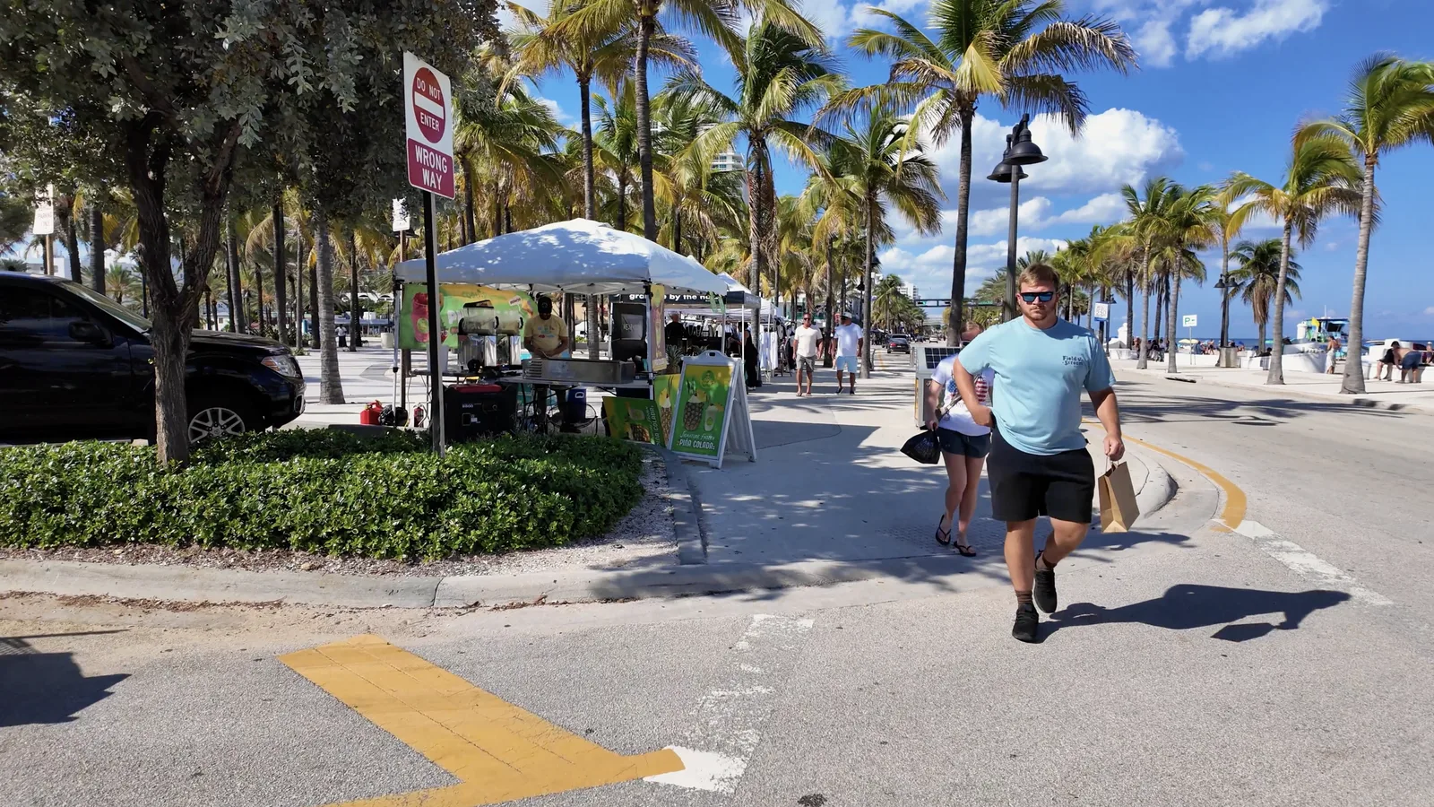 Puestos y visitantes en el área de Las Olas junto a la playa — captura 1 del recorrido de Ricardo