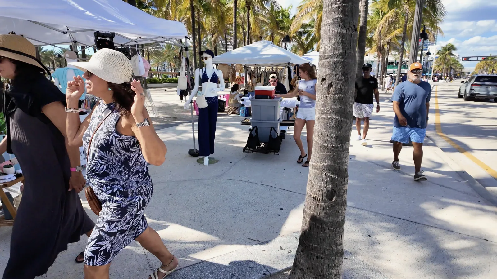 Puestos y visitantes en el área de Las Olas junto a la playa — captura 3 del recorrido de Ricardo